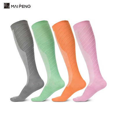 ซื้อ ยาวถุงเท้ากีฬาการบีบอัด unisex ฟุตบอลวิ่งถุงเท้าการบีบอัด 20-30 mmhg online manufacture