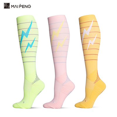 Polyester féminin chaussettes de sport de compression de sport couleurs personnalisées