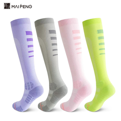 Des chaussettes colorées à genoux longs et hautes Des chaussettes de course à pied respirantes