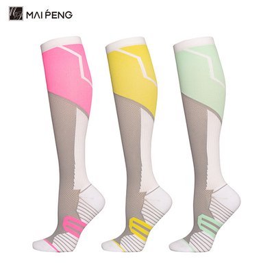 Des chaussettes de sport féminines de compression sophistiquées