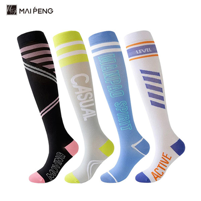 Des chaussettes de course à compression respirantes en coton / nylon