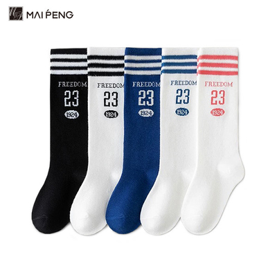 Des chaussettes de coton pour enfants à hauteur de genou, des chaussettes de coton pour enfants