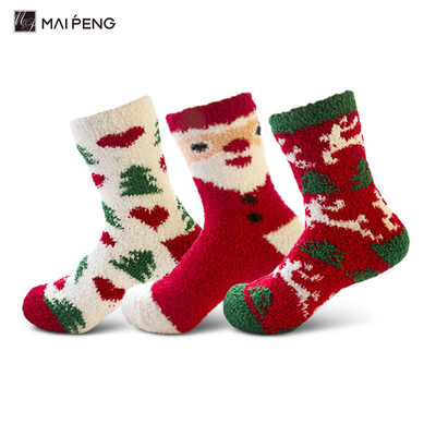 Des chaussettes chaudes à la maison à l' intérieur de Noël, des chaussettes épaisses et chaudes en tricot