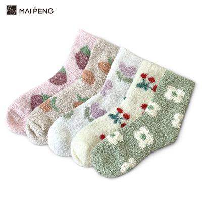 Des chaussettes chaudes à la maison de style fleur épaisses chaudes d'hiver chaudes et moelleuses