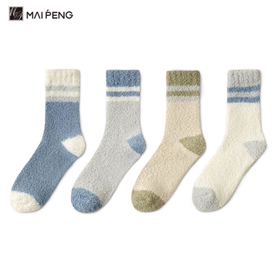 Des chaussettes chaudes à rayures douces et chaudes à l' intérieur