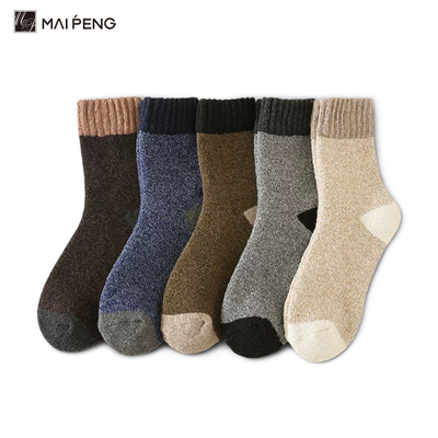 Des chaussettes en laine sur mesure respirantes, chauffantes et chaudes en hiver, des chaussettes tricotées