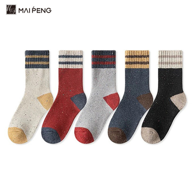 Des chaussettes douces et confortables en laine de mérino rayées des chaussettes chaudes et colorées