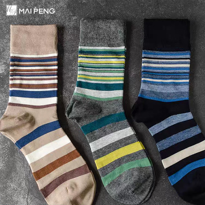 Des chaussettes en coton peintes aux rayures multicolores
